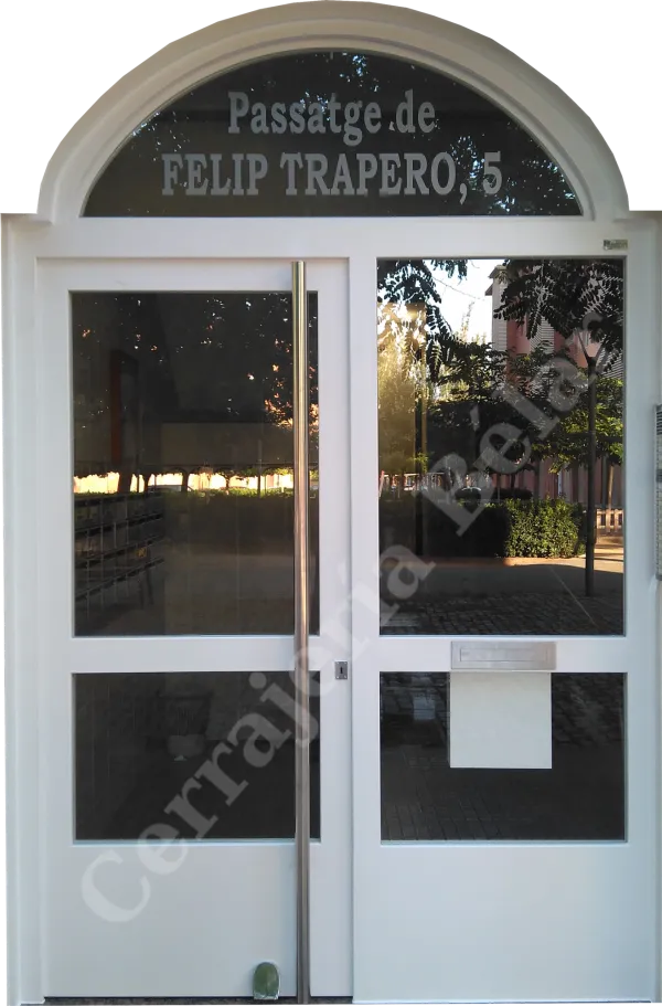 Puerta de comunidad modelo Casanovas
