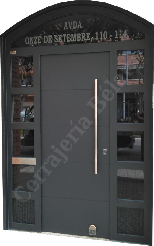  puerta con medio punto y ventilación en la parte  inferior 
