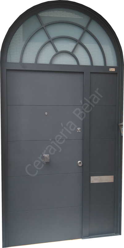 Puerta de chapa con medio punto superior Puerta de chapa con medio punto superior