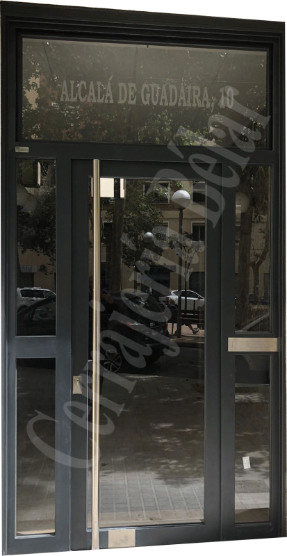 Puerta de comunidad con fijos laterales y un superiror y acabados en inox Puerta de comunidad con fijos laterales y un superiror y acabados en inox