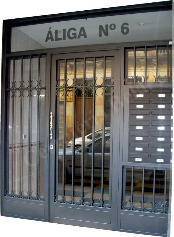 Puerta con buzones integrados en la misma puerta Puerta con buzones integrados en la misma puerta
