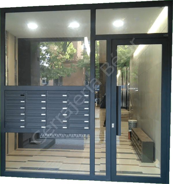 Puerta con buzones integrados Puerta con buzones integrados