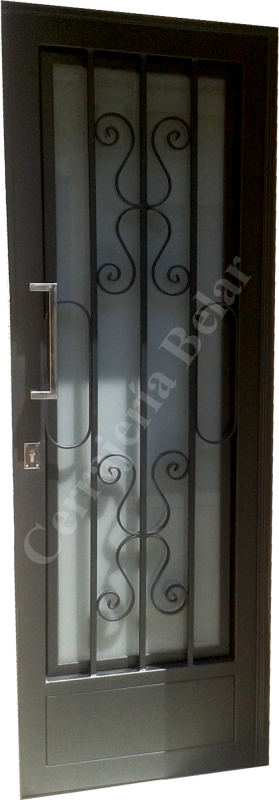 Puerta con combinación con adornos hechos de forja