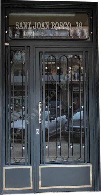Puerta con adornos cromados Puerta con adornos cromados