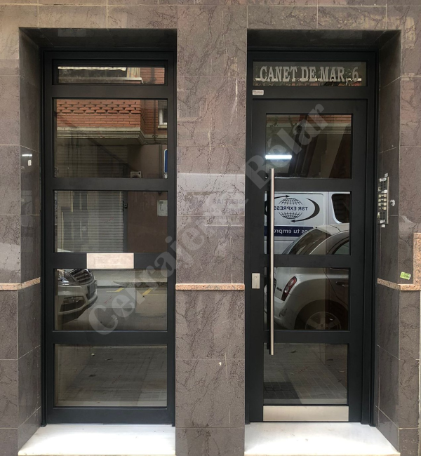 Dos puertas de comunidad con acabados en inoxidable Dos puertas de comunidad con acabados en inoxidable