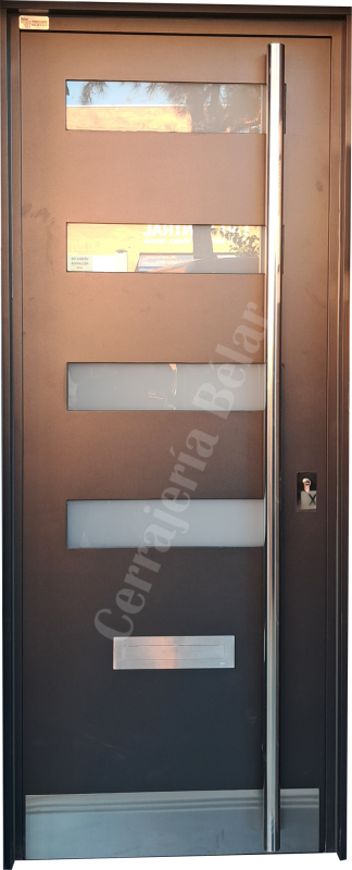 Puerta metálica con cristal opaco Puerta metálica con cristal opaco