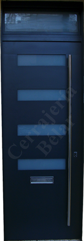 Puerta con tirador exterior y bocacartas en acero inoxidable Puerta con tirador exterior y bocacartas en acero inoxidable