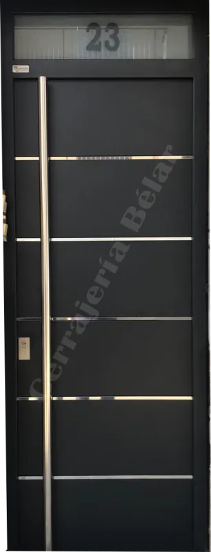 Puerta con barrotes horizontales de acero 
