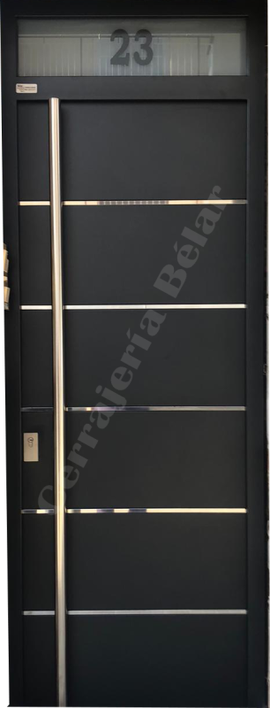 Puerta con barrotes horizontales de acero Puerta con barrotes horizontales de acero