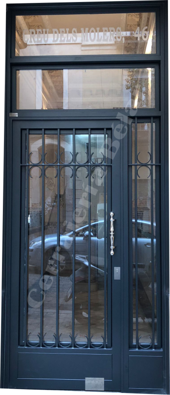 Puerta con fijo y dos superiores, fijo y abatible. Con semicirculos de adorno Puerta con fijo y dos superiores, fijo y abatible. Con semicirculos de adorno