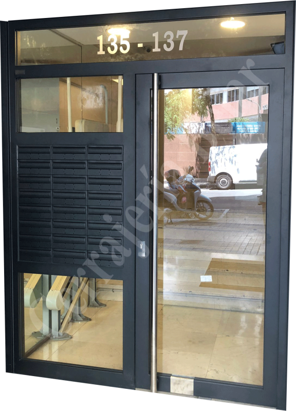 Puerta de comunidad con buzones incrustados Puerta de comunidad con buzones incrustados