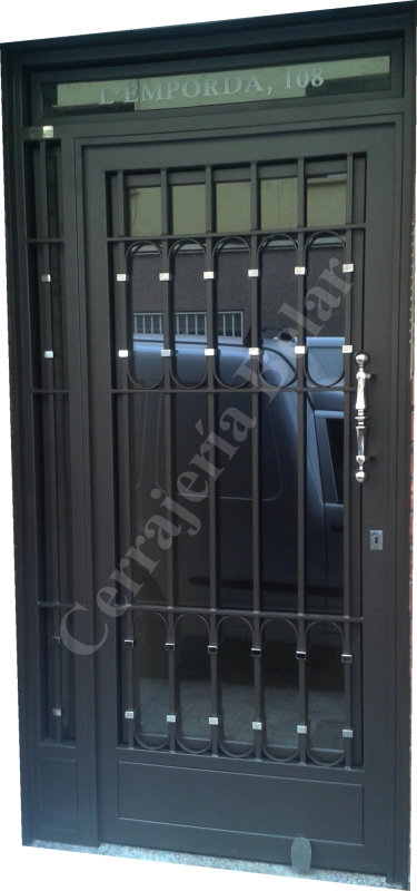 Puerta con barrotes lisos Puerta con barrotes lisos
