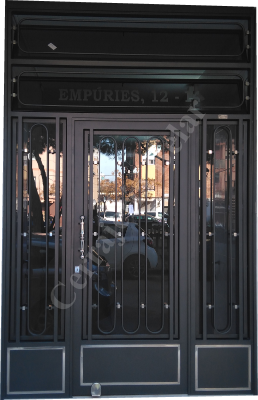 Puerta con apoyapies en acero inoxidable Puerta con apoyapies en acero inoxidable