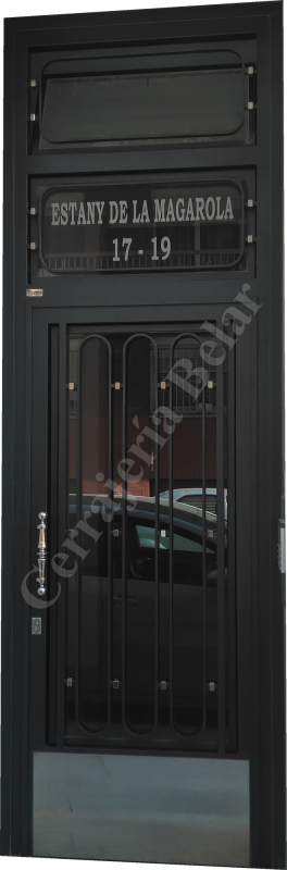 Puerta con zócalo de acero inoxidable en la parte inferior Puerta con zócalo de acero inoxidable en la parte inferior
