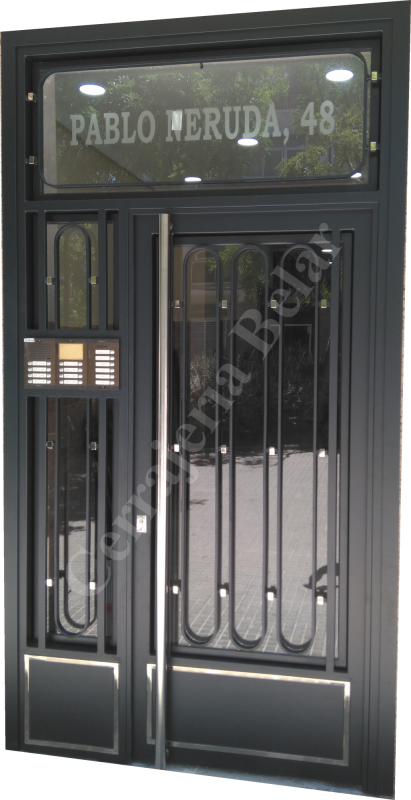 Puerta con barrotes de pletinas Puerta con barrotes de pletinas