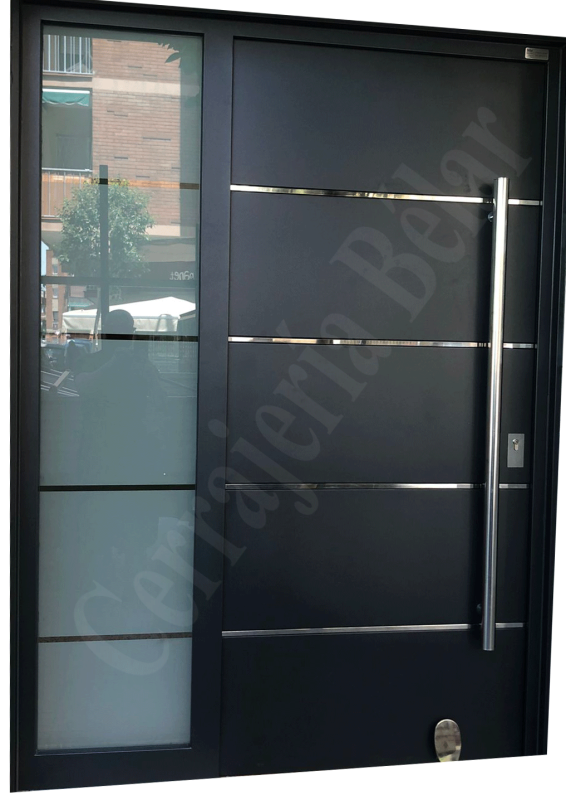 Puerta con barrotes horizontales de acero y fijos de cristal tintado Puerta con barrotes horizontales de acero y fijos de cristal tintado