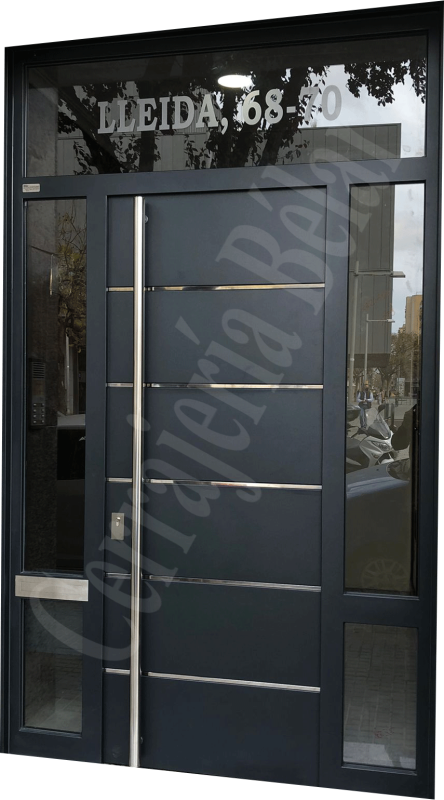 Puerta con barrotes horizontales de acero y fijos de cristal con buzón acabado en inox Puerta con barrotes horizontales de acero y fijos de cristal con buzón acabado en inox