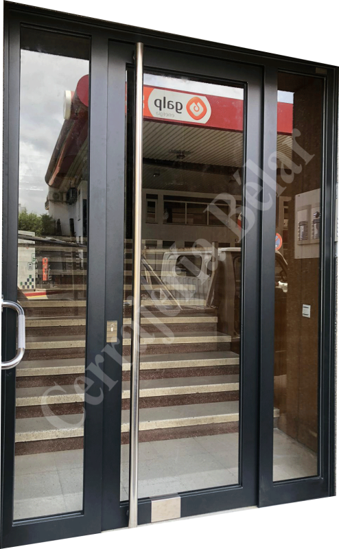 Puerta con acabados en inox Puerta con acabados en inox
