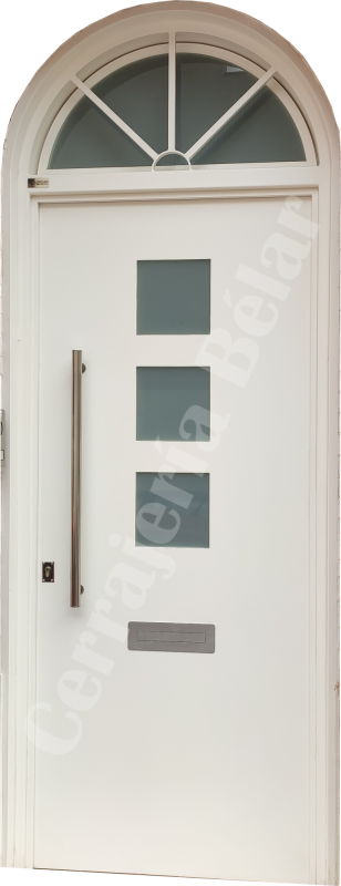 Puerta con medio punto y cristales tintados Puerta con medio punto y cristales tintados
