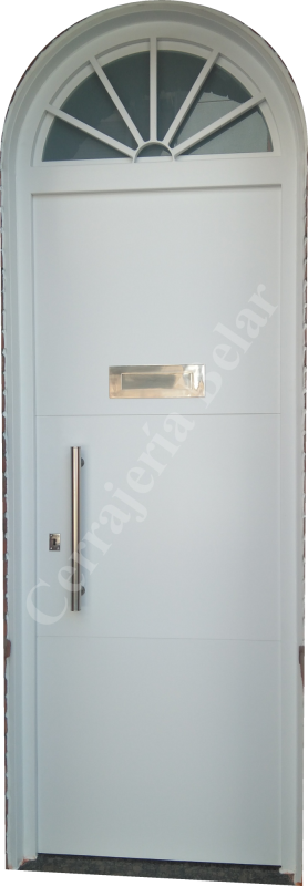 Puerta con ventana superior en medio punto abatible Puerta con ventana superior en medio punto abatible
