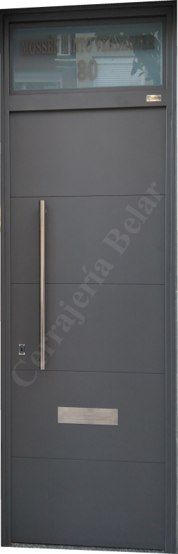 Puerta con chapa lisa con tirador y bocacartas de acer inoxidable Puerta con chapa lisa con tirador y bocacartas de acer inoxidable