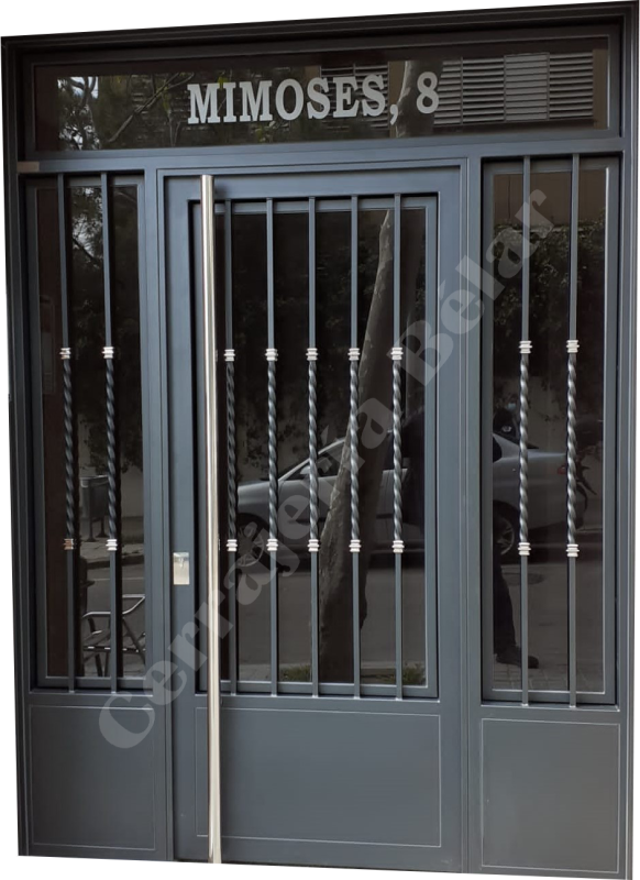 Puerta con barrotes macizos torneados Puerta con barrotes macizos torneados