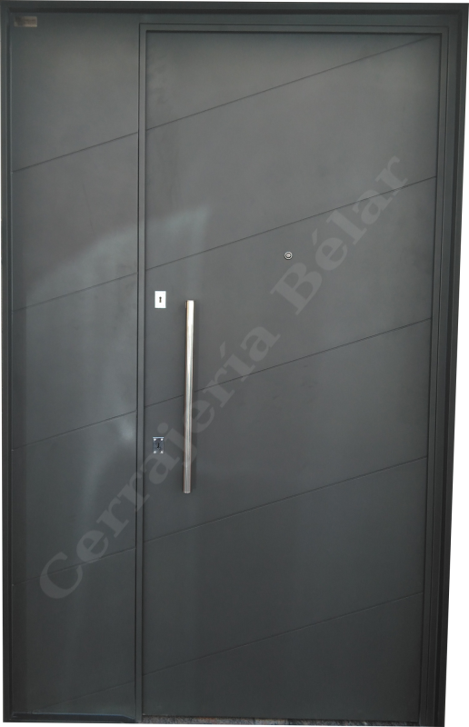 Puerta con chapa lisa con tirador de acero inoxidable Puerta con chapa lisa con tirador de acero inoxidable