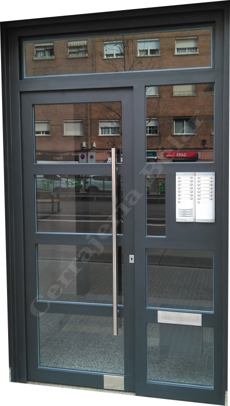 Puerta con bocacartas y apoya pies acabados en inox Puerta con bocacartas y apoya pies acabados en inox