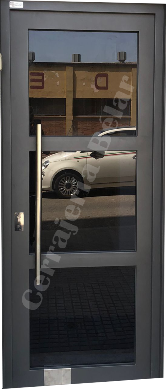Puerta de una sola hoja con acabados en inox Puerta de una sola hoja con acabados en inox