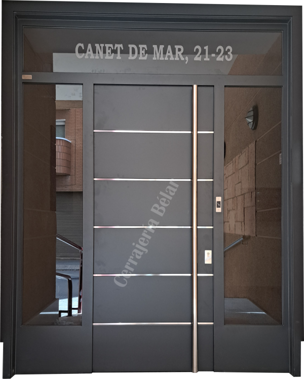 Puerta metálica con cristal en los bordes Puerta metálica con cristal en los bordes