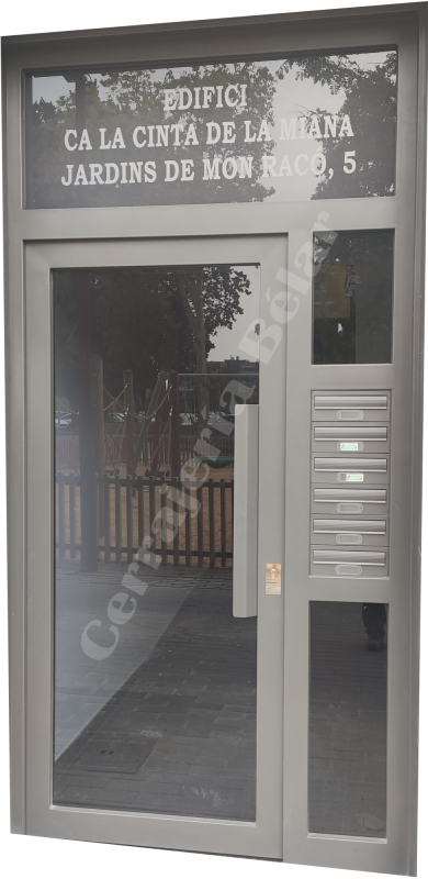 Puerta con buzones acoplados Puerta con buzones acoplados