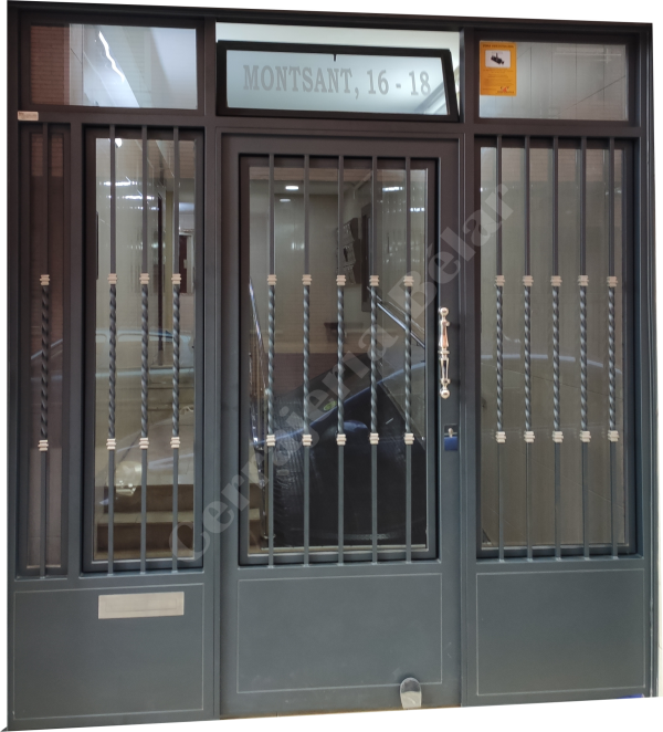 Puerta con barrotes macizos torneados Puerta con barrotes macizos torneados