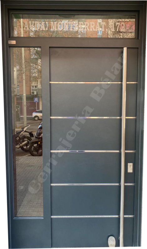 Puerta con barrotes horizontales de acero y fijos de cristal Puerta con barrotes horizontales de acero y fijos de cristal