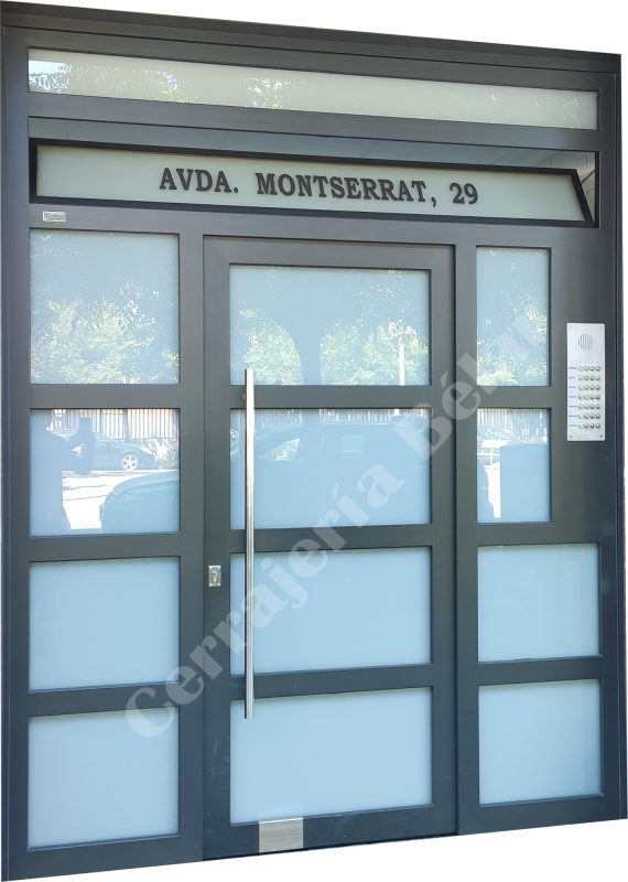 Puerta de comunidad robusta con cristales de seguridad y interfóno incorporado Puerta de comunidad robusta con cristales de seguridad y interfóno incorporado