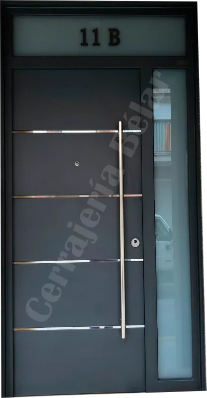  Puerta de chapa con cristales tintados y barrotes horizontales de acero inoxidable 
