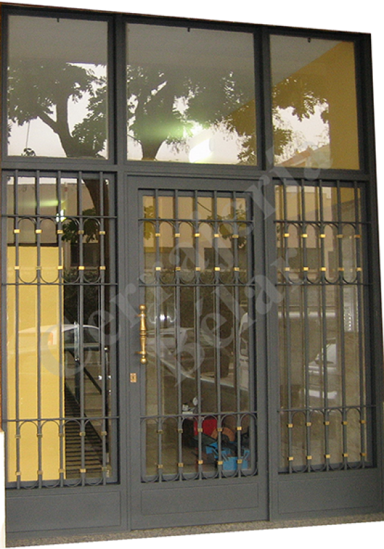 Puerta hecha con hierro forjado Puerta hecha con hierro forjado