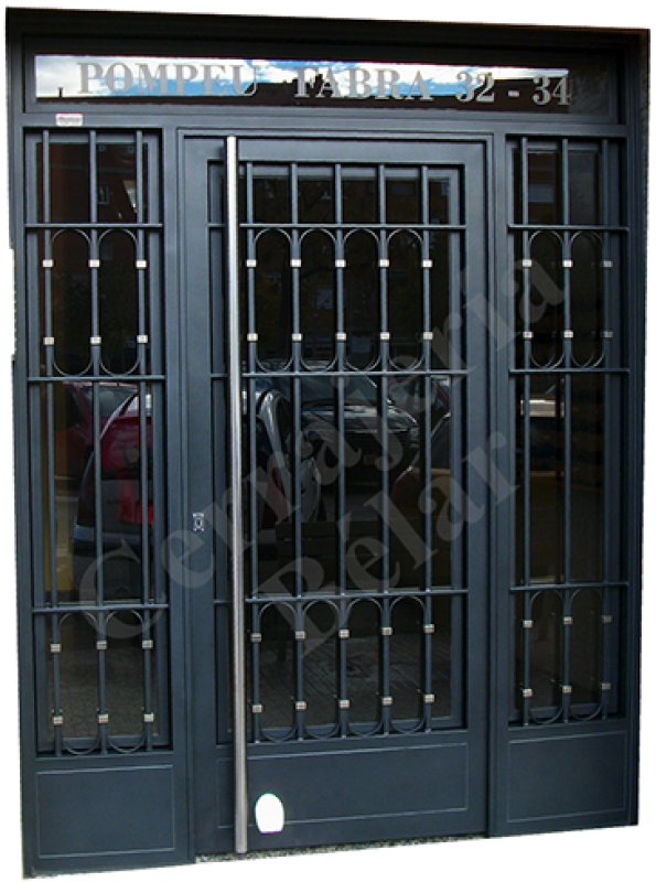 Puerta con tirador largo de aceron inoxidable Puerta con tirador largo de aceron inoxidable