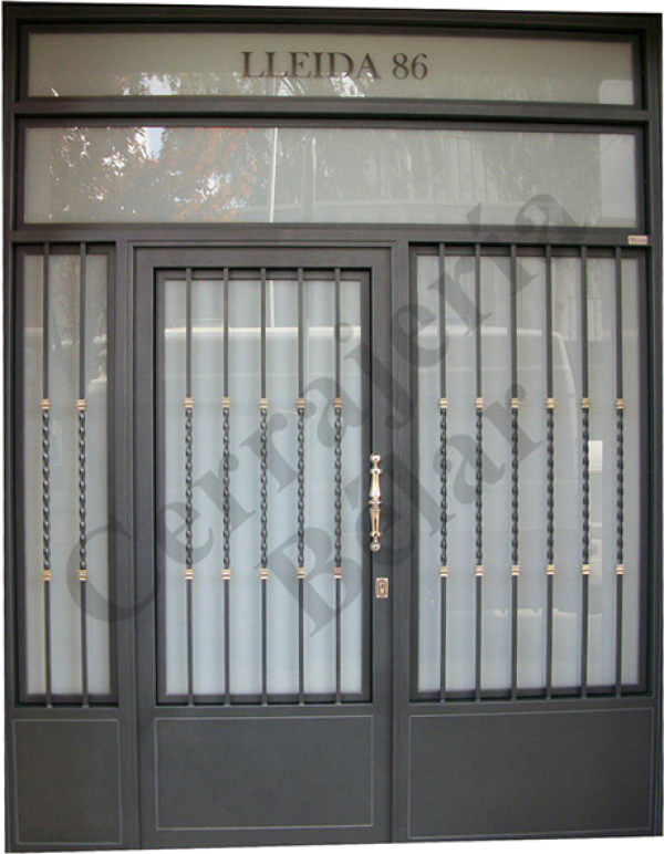 Puerta con tiradores a elegir entre varios modelos Puerta con tiradores a elegir entre varios modelos