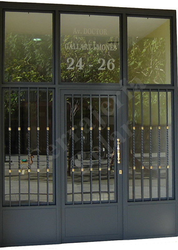 Puerta con adornos de latón cromados Puerta con adornos de latón cromados