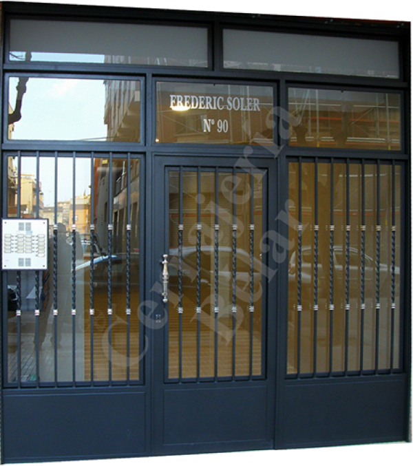 Puerta con cristales laminados de seguridad Puerta con cristales laminados de seguridad