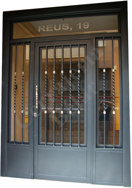 Puerta con barrotes macizos torneados Puerta con barrotes macizos torneados