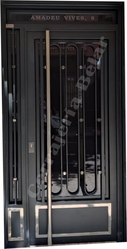 Puerta con barrotes y tirador inox Puerta con barrotes y tirador inox