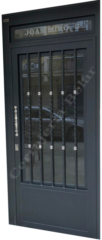 Puerta de comunidad con barrotes torneados y embellecedores de acero inxoidable Puerta de comunidad con barrotes torneados y embellecedores de acero inxoidable