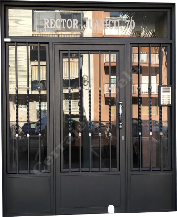 Puerta de comunidad de forja con adornos cromados Puerta de comunidad de forja con adornos cromados