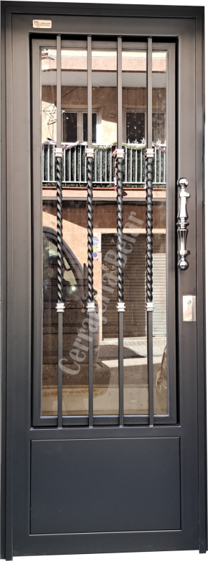 Puerta con barrotes de metal en espiral frente al cristal