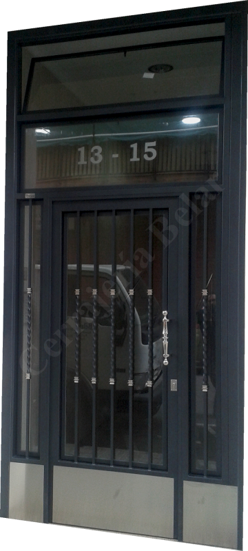 Puerta con zócalo inferior en acero inoxidable Puerta con zócalo inferior en acero inoxidable