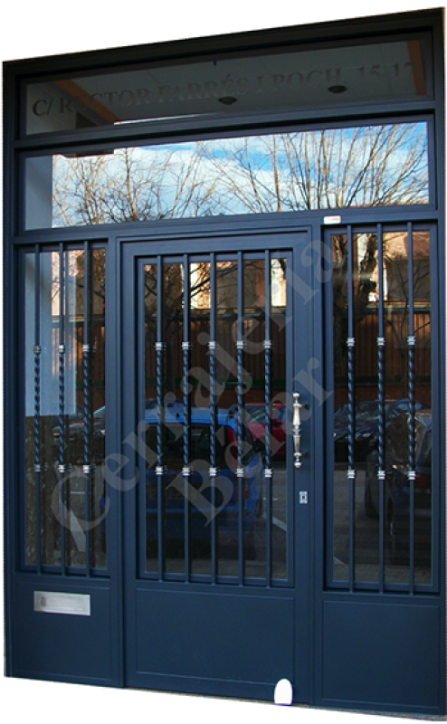 Puerta con buzón y apoya pies en acero inoxidable opcional Puerta con buzón y apoya pies en acero inoxidable opcional