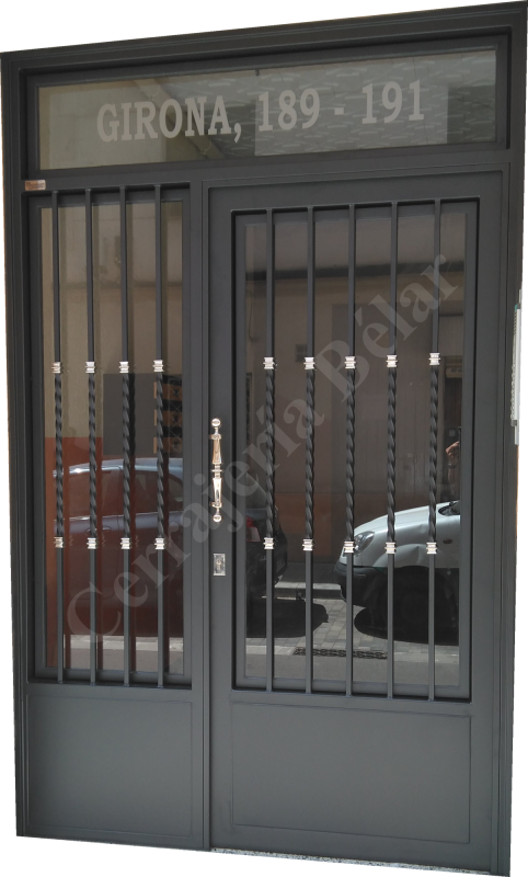 Puerta con rotulación en la parte superior de la puerta Puerta con rotulación en la parte superior de la puerta