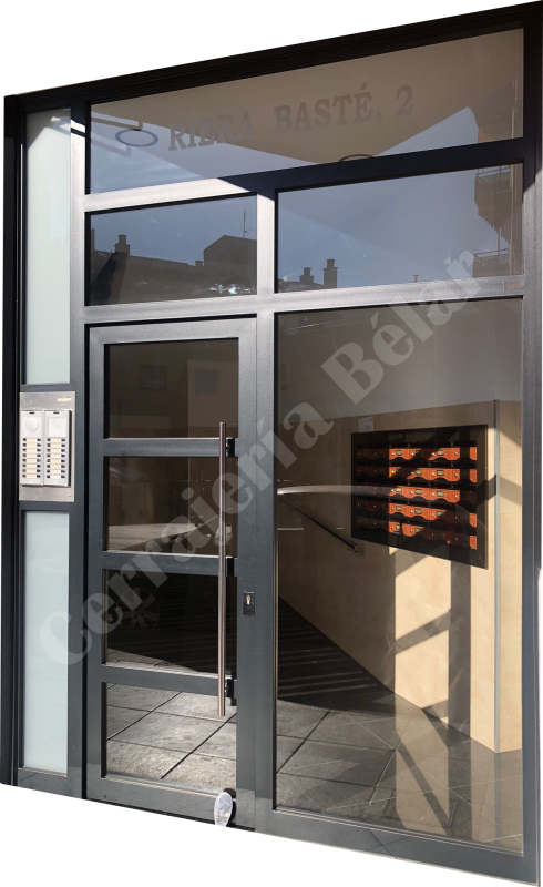 Puerta de comunidadcon mucha claridad Puerta de comunidadcon mucha claridad