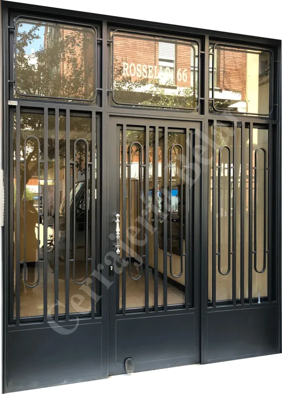  Puerta grande con barrotes de pletinas acabados en redondo
